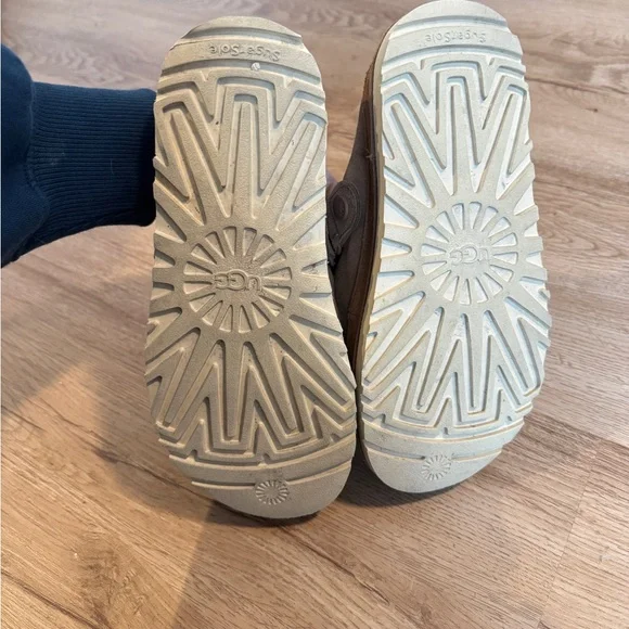 UGG Chestnut Goldenstar Clogs - Picture 5 of 8